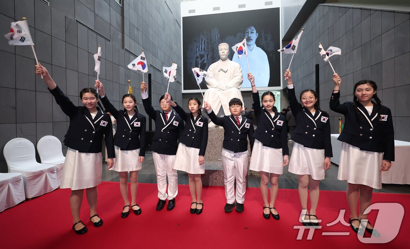 본문 이미지 - 26일 서울 중구 안중근 의사 기념관에서 열린 재개관식에서 역사 어린이 합창단이 태극기를 흔들고 있다. 광복 80주년을 맞아 지난해 10월부터 재개관을 진행한 안중근 의사 기념관은 오는 3월 1일부터 관람이 가능하다. 2025.2.26/뉴스1 ⓒ News1 김성진 기자