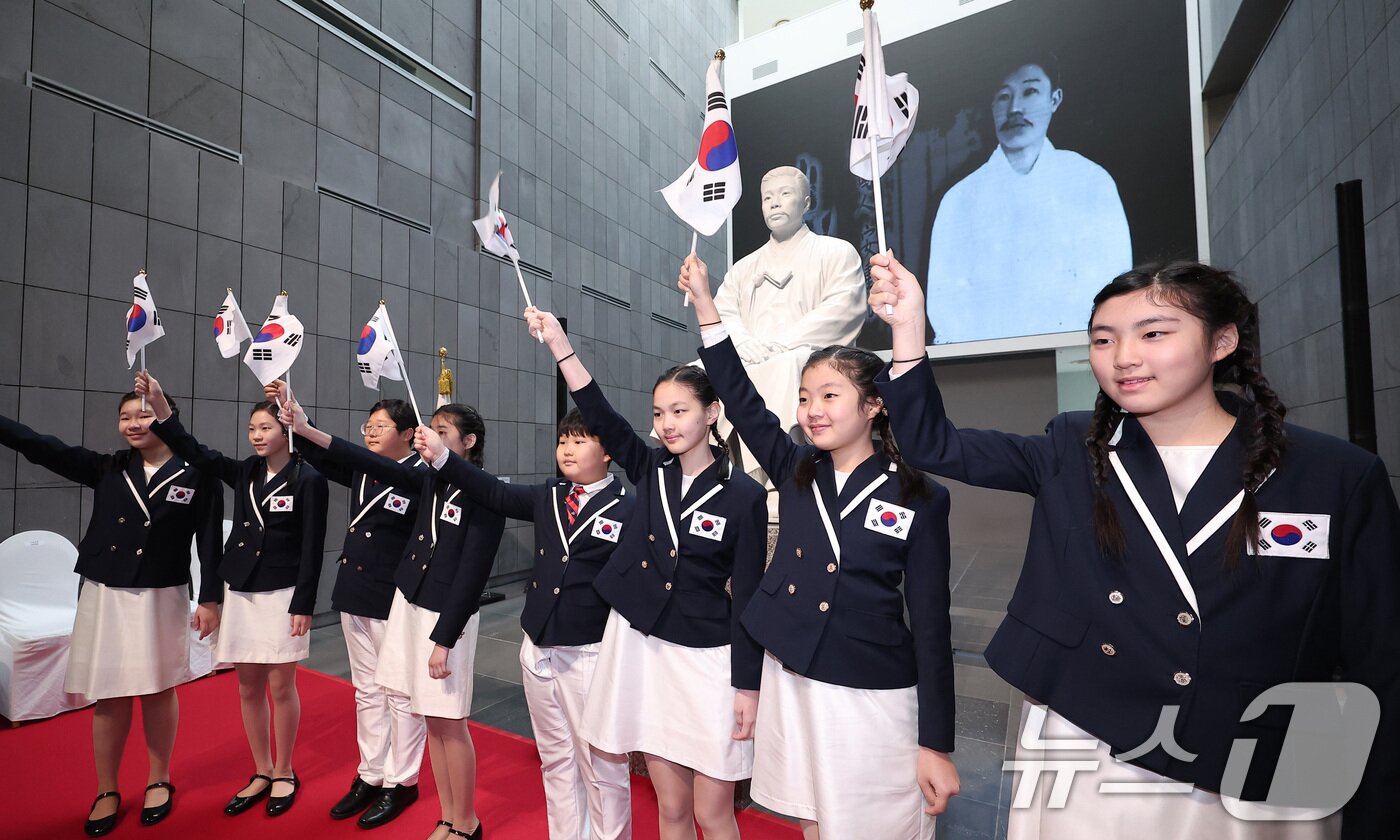 본문 이미지 - 26일 서울 중구 안중근 의사 기념관에서 열린 재개관식에서 역사 어린이 합창단이 태극기를 흔들고 있다. 광복 80주년을 맞아 지난해 10월부터 재개관을 진행한 안중근 의사 기념관은 오는 3월 1일부터 관람이 가능하다. 2025.2.26/뉴스1 ⓒ News1 김성진 기자