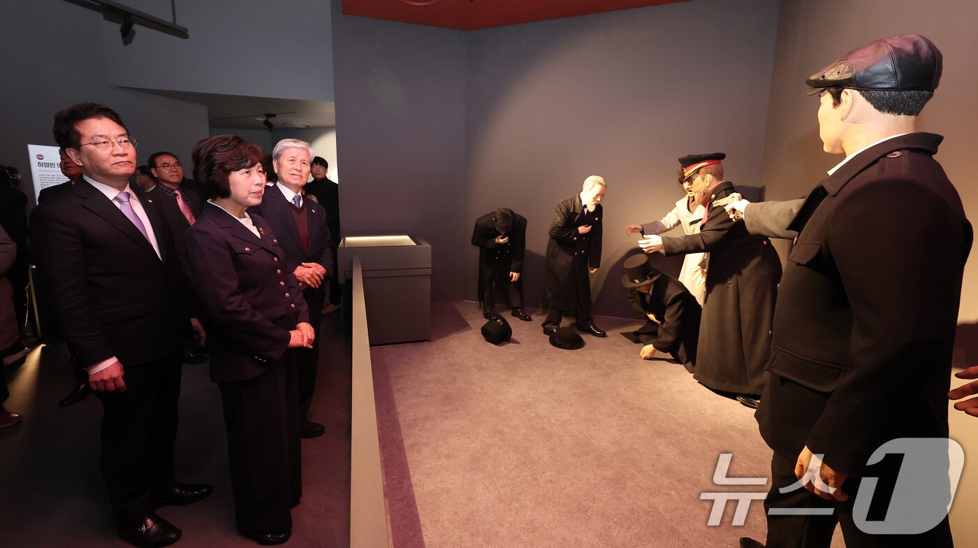 본문 이미지 - 강정애 국가보훈부 장관이 26일 서울 중구 안중근 의사 기념관에서 열린 재개관식에서 전시관을 둘러보고 있다. 광복 80주년을 맞아 지난해 10월부터 재개관을 진행한 안중근 의사 기념관은 오는 3월 1일부터 관람이 가능하다. 2025.2.26/뉴스1 ⓒ News1 김성진 기자