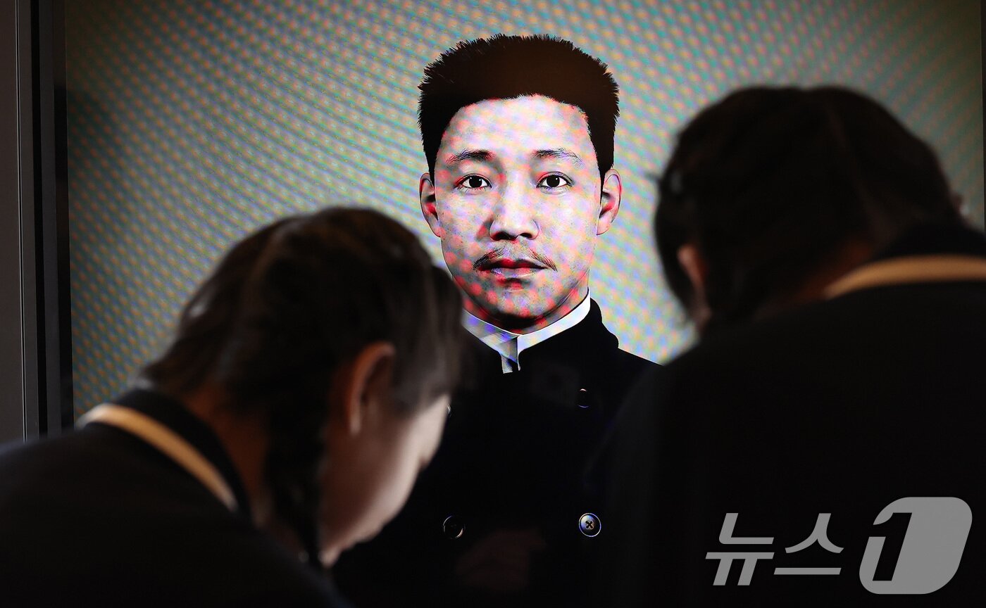 본문 이미지 - 26일 서울 중구 안중근 의사 기념관에서 열린 재개관식에서 역사 어린이 합창단이 전시관을 둘러보고 있다. 광복 80주년을 맞아 지난해 10월부터 재개관을 진행한 안중근 의사 기념관은 오는 3월 1일부터 관람이 가능하다. 2025.2.26/뉴스1 ⓒ News1 김성진 기자