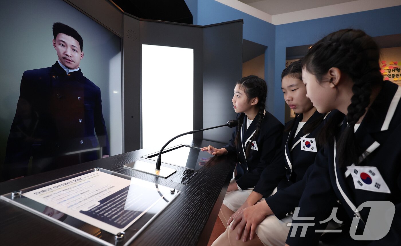 본문 이미지 - 26일 서울 중구 안중근 의사 기념관에서 열린 재개관식에서 역사 어린이 합창단이 전시관을 둘러보고 있다. 광복 80주년을 맞아 지난해 10월부터 재개관을 진행한 안중근 의사 기념관은 오는 3월 1일부터 관람이 가능하다. 2025.2.26/뉴스1 ⓒ News1 김성진 기자