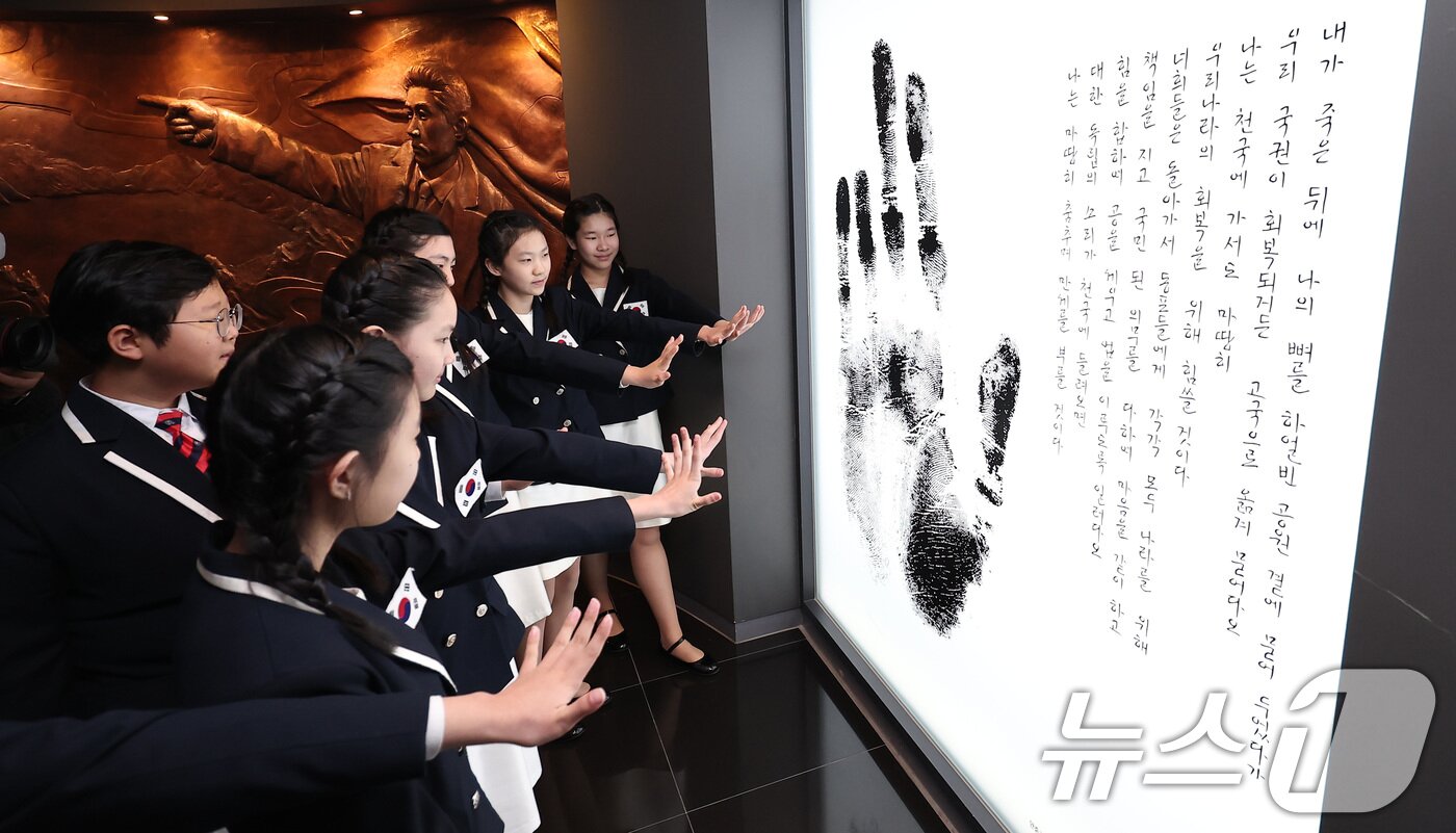 본문 이미지 - 26일 서울 중구 안중근 의사 기념관에서 열린 재개관식에서 역사 어린이 합창단이 전시관을 둘러보고 있다. 광복 80주년을 맞아 지난해 10월부터 재개관을 진행한 안중근 의사 기념관은 오는 3월 1일부터 관람이 가능하다. 2025.2.26/뉴스1 ⓒ News1 김성진 기자