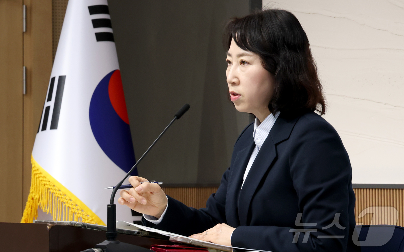 (세종=뉴스1) 김기남 기자 = 박현정 통계청 인구동향과장이 26일 세종시 정부세종청사에서 2024년 출생·사망통계 잠정 결과를 발표하고 있다. 2024년 출생아 수는 23만 8, …