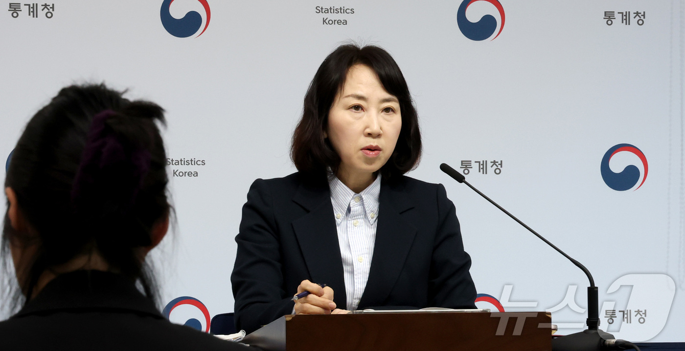 (세종=뉴스1) 김기남 기자 = 박현정 통계청 인구동향과장이 26일 세종시 정부세종청사에서 2024년 출생·사망통계 잠정 결과를 발표하고 있다. 2024년 출생아 수는 23만 8, …