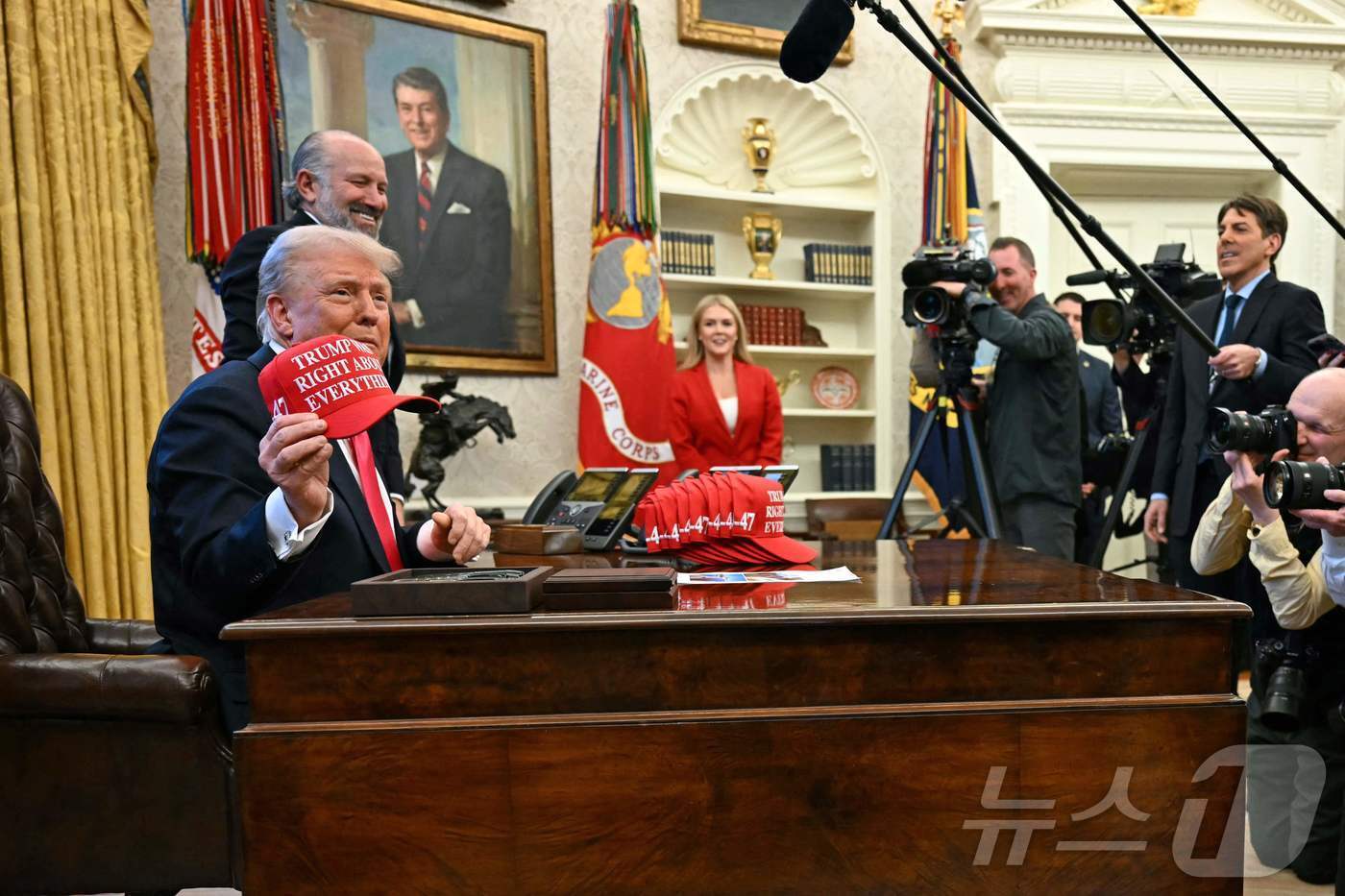본문 이미지 - 도널드 트럼프 미국 대통령이 25일(현지시간) 백악관 집무실에서 '트럼프가 모든 것에 옳았다'는 글귀가 인쇄된 모자를 들어보이고 있다. 2025.02.25 ⓒ AFP=뉴스1 ⓒ News1 최종일 선임기자