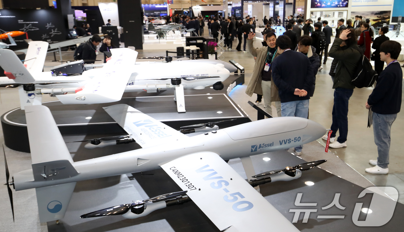 (부산=뉴스1) 윤일지 기자 = 26일 부산 해운대구 벡스코 제1전시장에서 열린 'DSK 2025(드론쇼코리아)'에서 관람객들이 베셀에어로스페이스 부스에 전시된 고성능 수직이착륙 …
