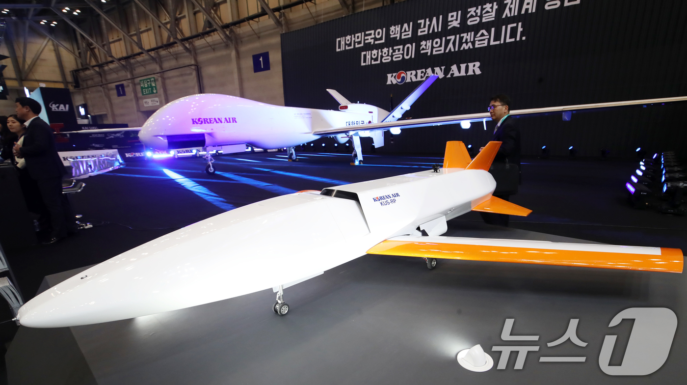 (부산=뉴스1) 윤일지 기자 = 26일 부산 해운대구 벡스코 제1전시장에서 열린 'DSK 2025(드론쇼코리아)'에서 관람객들이 대한항공 부스에 전시된 소모성 무인 협동 전투기 ' …