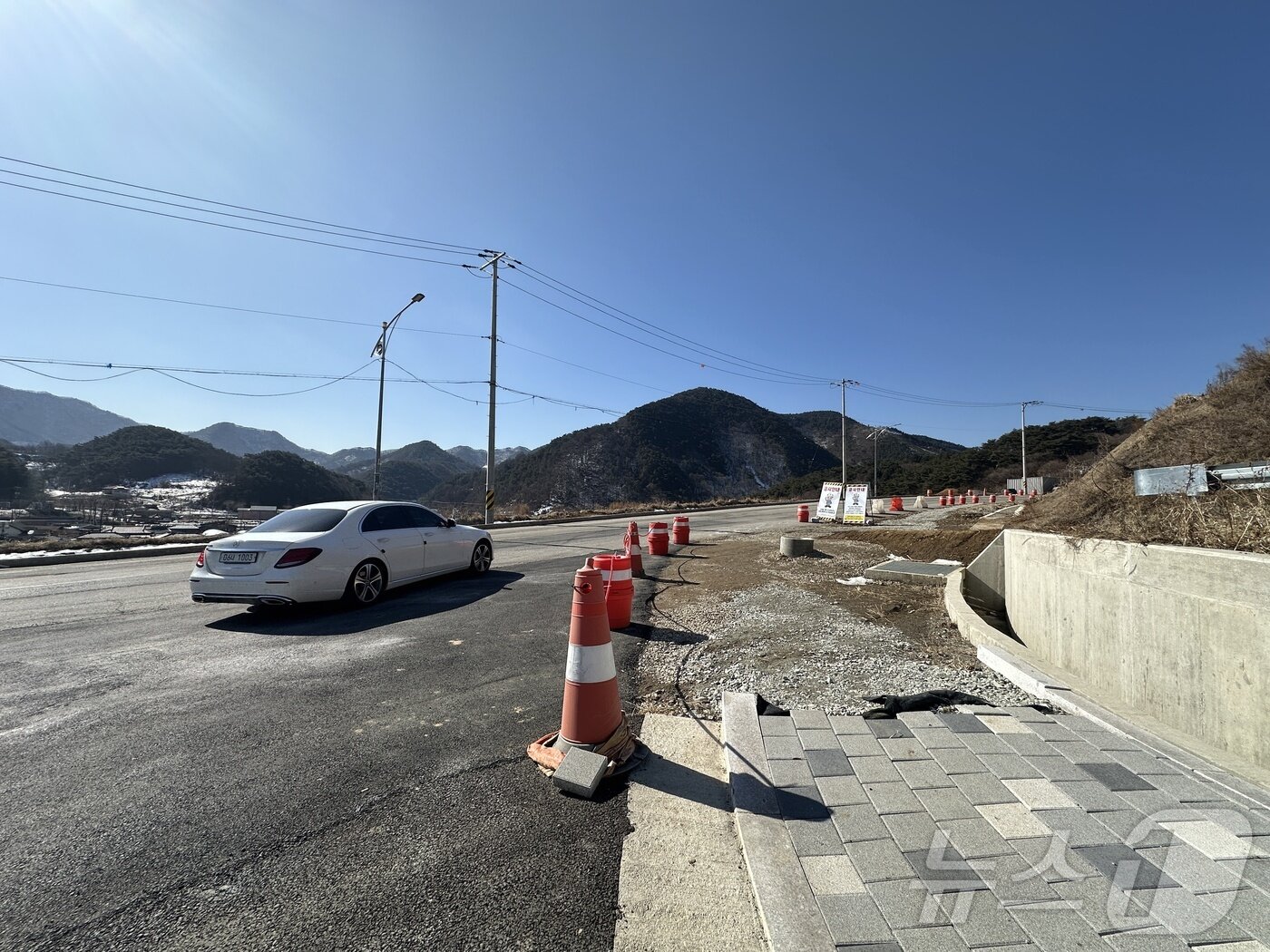 본문 이미지 -  도로 공사로 인도가 사라진 수안보온천역 출입로.&#40;재판매 및 DB금지&#41;/뉴스1