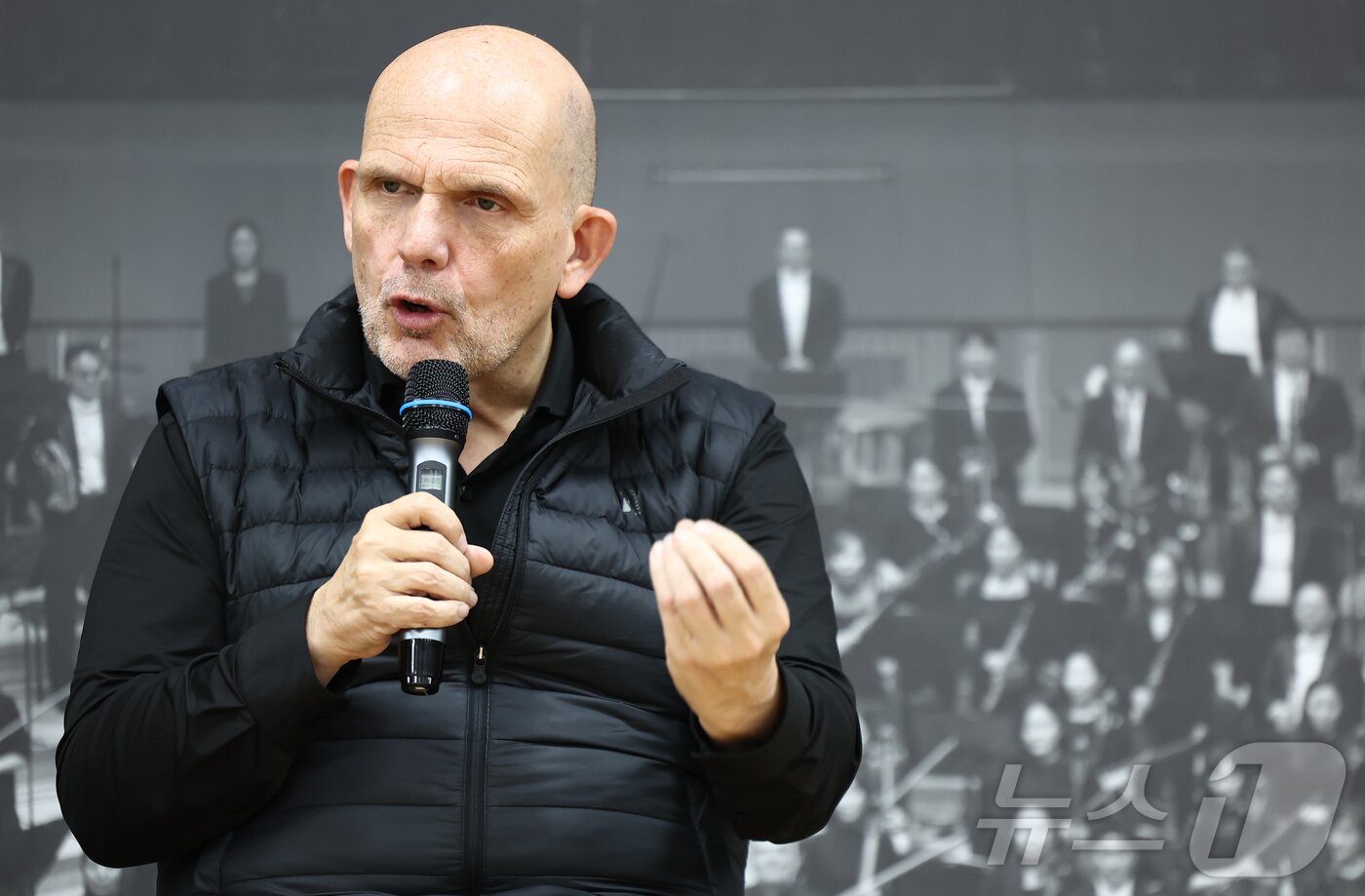 본문 이미지 - 얍 판 츠베덴 서울시립교향음악단 음악감독이 26일 서울 종로구 서울시립교향악단에서 차세대 지휘자 특별 양성 프로그램 &#39;지휘 펠로십&#39;과 관련해 취재진 질문에 답하고 있다. 2025.2.26/뉴스1 ⓒ News1 김도우 기자