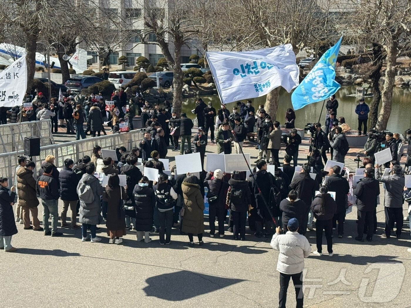 본문 이미지 - 26일 오후 인하대학교에서 윤석열 대통령 탄핵을 둘러싼 찬반 집회가 1시간 차이를 두고 열린 가운데 외부인들과 학생들이 섞여 물리적인 충돌과 욕설이 오갔다.2025.2.26/뉴스1 ⓒ News1 박소영 기자