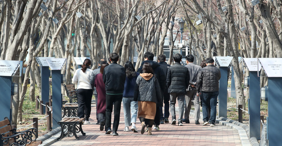 10년 뒤 고용률 61.5%로 뚝…정부, '122만 일손' 확보에 사활