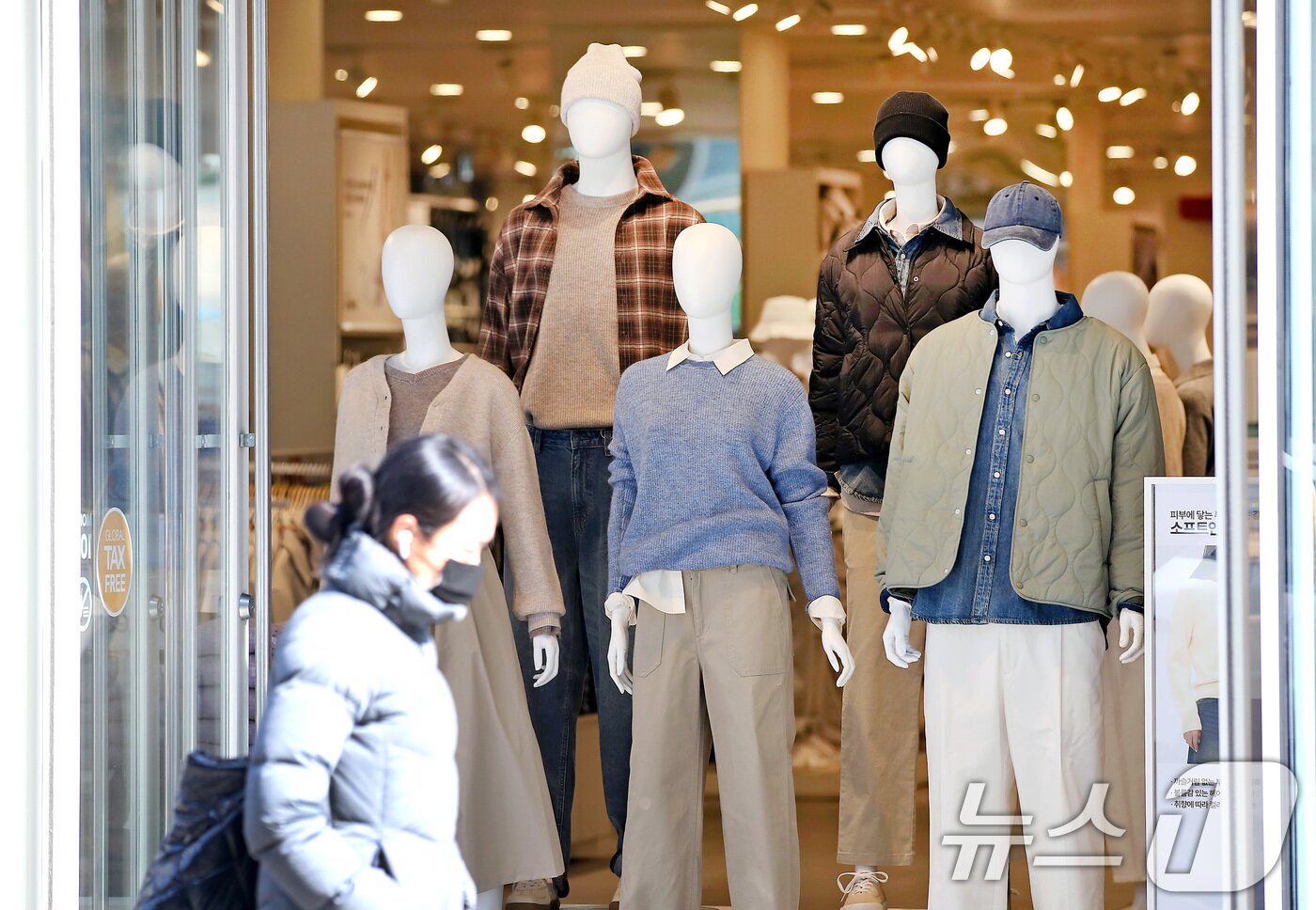 본문 이미지 - 포근한 봄 날씨가 찾아온 26일 대구 중구 동성로 의류 매장에 봄옷이 진열돼 있다. 2025.2.26/뉴스1 ⓒ News1 공정식 기자