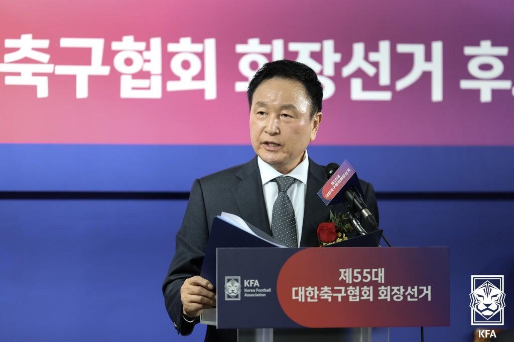 본문 이미지 - 허정무 후보가 26일 열리는 제55대 대한축구협회장 선거 투표를 앞두고 진행한 소견 발표에서 선거인단의 지지를 호소하고 있다. (대한축구협회 제공)