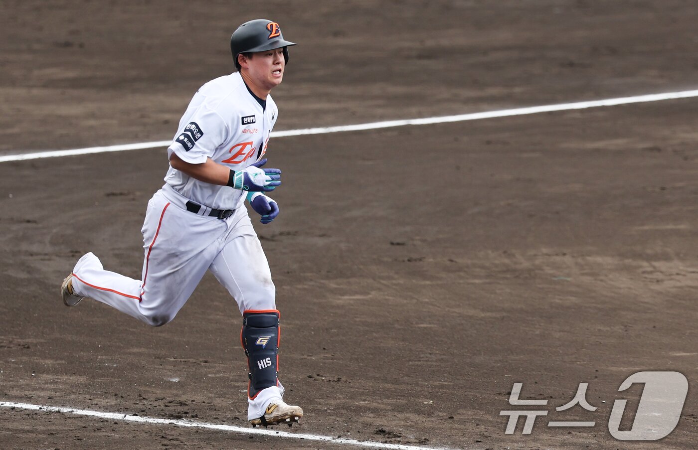 본문 이미지 - 한화 노시환이 26일 일본 오키나와 고친다 야구장에서 열린 KT 위즈와 한화 이글스 연습경기에서 타격 후 1루를 향해 질주하고 있다. 2025.2.26/뉴스1 ⓒ News1 허경 기자