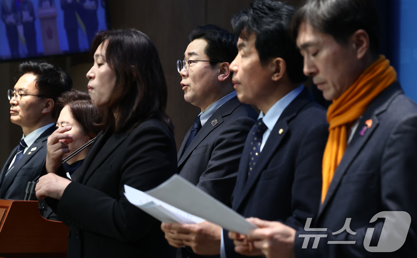 (서울=뉴스1) 김민지 기자 = 더불어민주당·조국혁신당·사회민주당 등 야6당 원내대표가 26일 오후 서울 여의도 국회 소통관에서 김건희 여사의 김영선 전 의원 공천 개입 의혹 추가 …