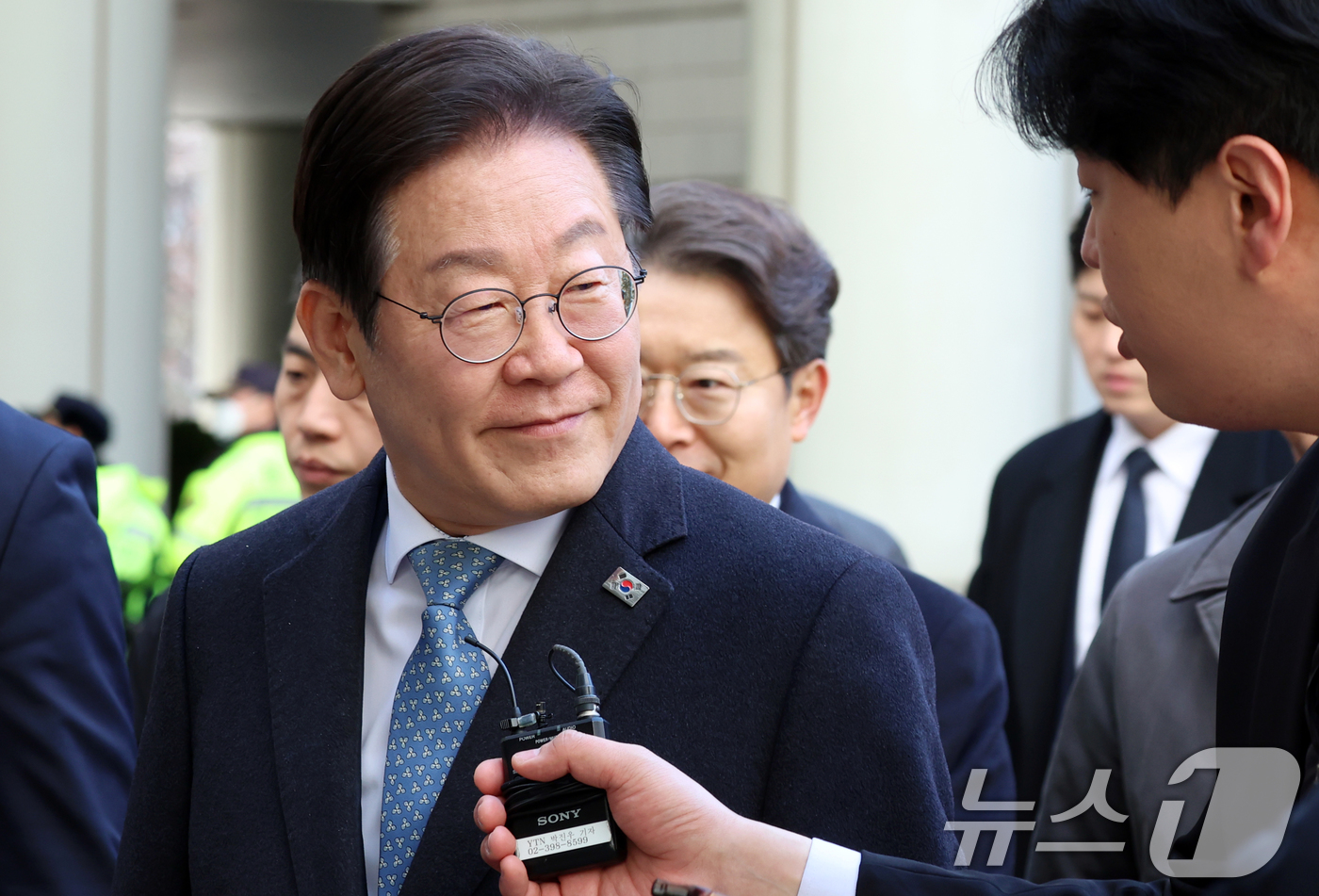 (서울=뉴스1) 김명섭 기자 = 이재명 더불어민주당 대표가 26일 오후 서울 서초구 고등법원에서 열린 공직선거법위반 결심 공판에 출석하고 있다. 2025.2.26/뉴스1