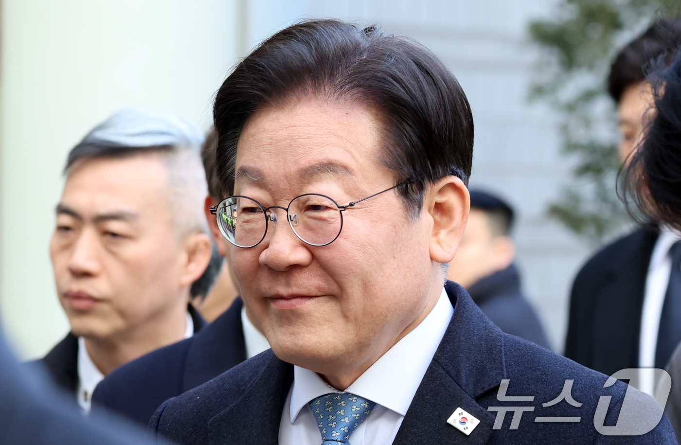 (서울=뉴스1) 김명섭 기자 = 이재명 더불어민주당 대표가 26일 오후 서울 서초구 고등법원에서 열린 공직선거법위반 결심 공판에 출석하고 있다. 2025.2.26/뉴스1