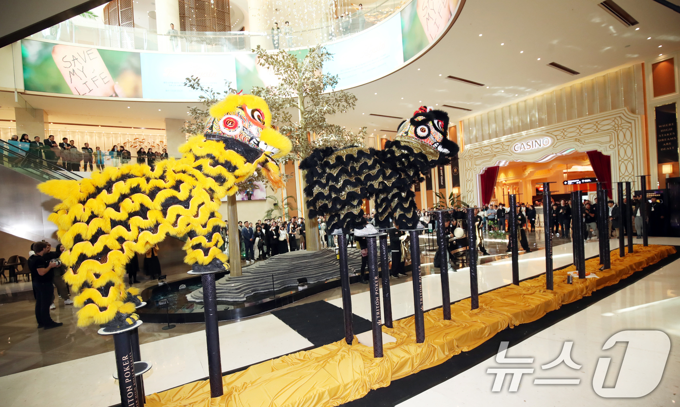 (서귀포=뉴스1) 오현지 기자 = 26일 제주 서귀포시 안덕면 제주신화월드에서 액운을 쫓고 행운을 기원하는 홍콩 전통 사자춤 공연이 진행되고 있다. 2025.2.6/뉴스1