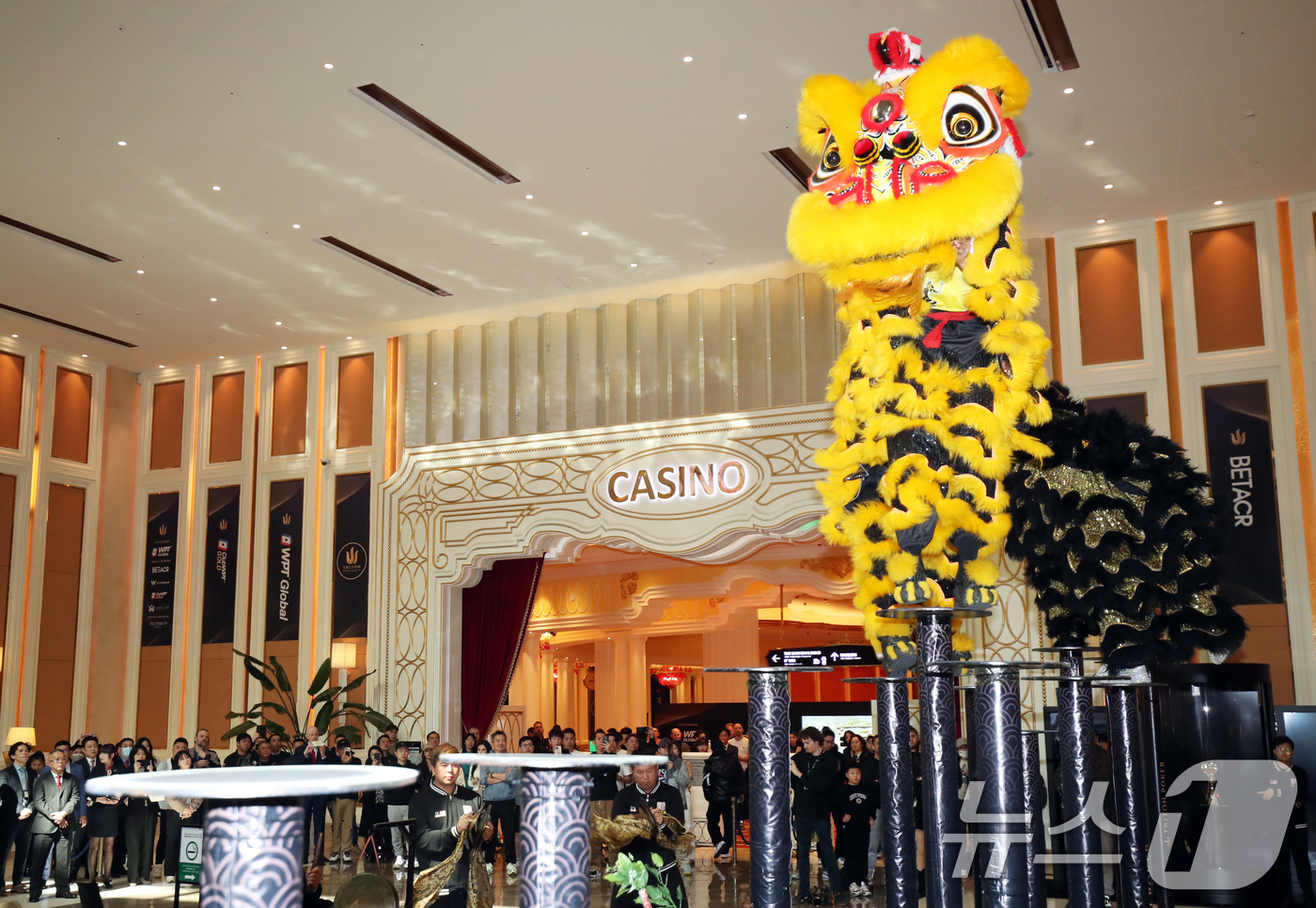 (서귀포=뉴스1) 오현지 기자 = 26일 제주 서귀포시 안덕면 제주신화월드에서 액운을 쫓고 행운을 기원하는 홍콩 전통 사자춤 공연이 진행되고 있다. 2025.2.6/뉴스1