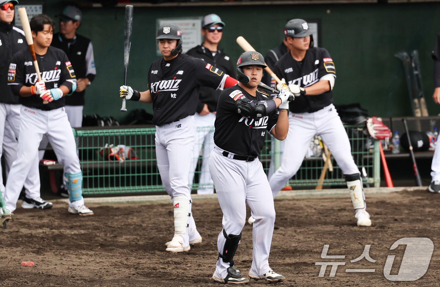 (오키나와(일본)=뉴스1) 허경 기자 = KT 강백호가 26일 일본 오키나와 고친다 야구장에서 열린 KT 위즈와 한화 이글스 연습경기에서 타석에 들어서고 있다. 2025.2.26/ …