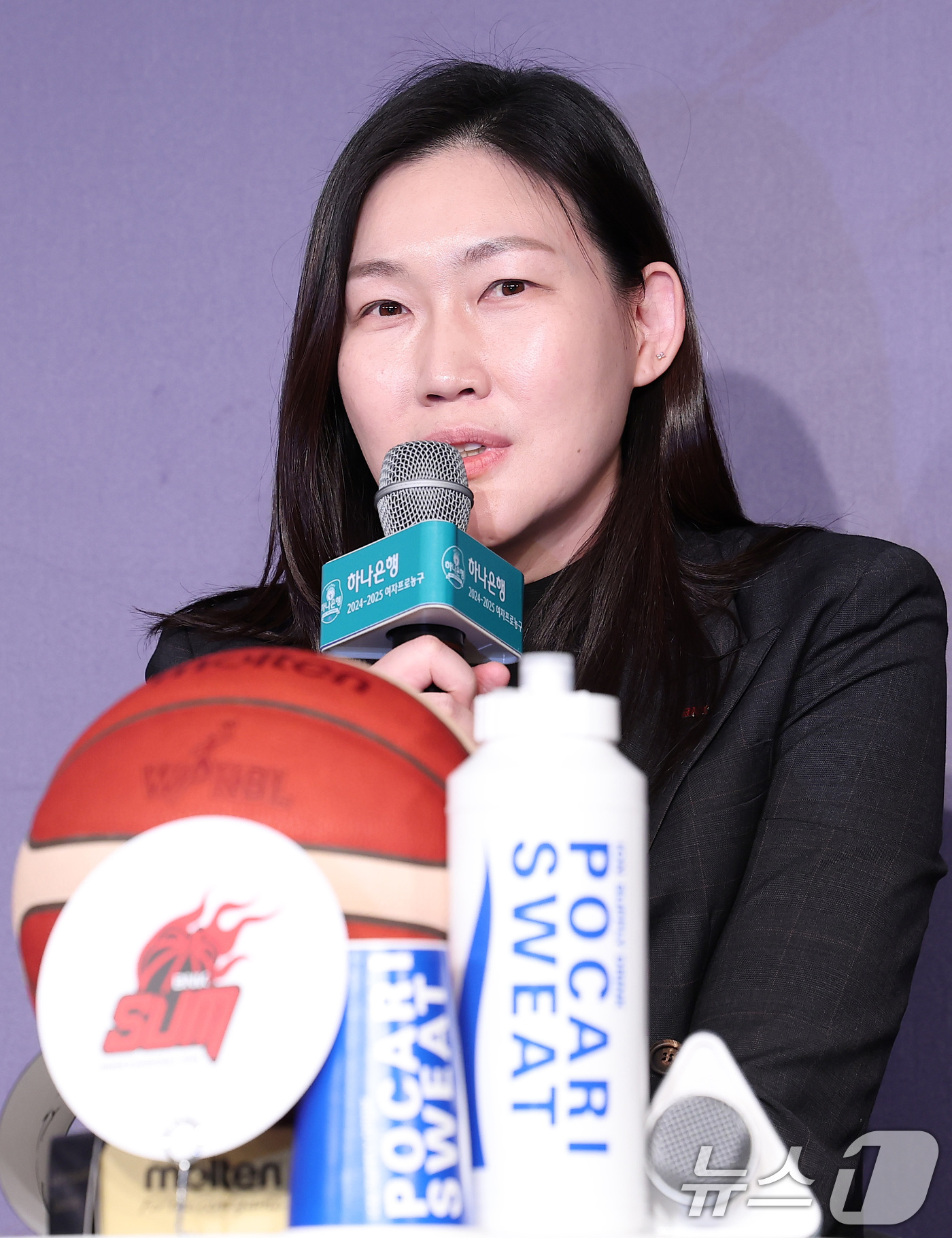 (서울=뉴스1) 김성진 기자 = BNK 썸 박정은 감독이 26일 서울 마포구 스탠포드호텔에서 열린 '하나은행 2024-2025 여자프로농구' 포스트시즌 미디어데이에서 출사표를 밝히 …