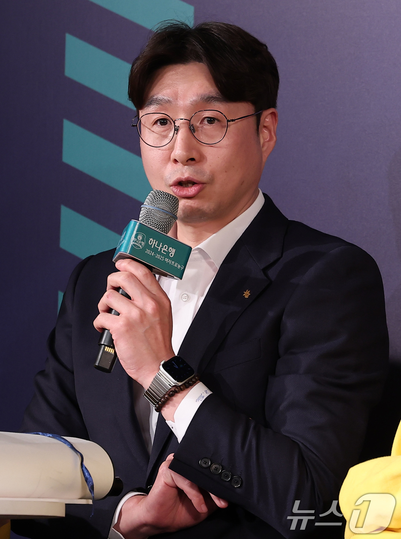 (서울=뉴스1) 김성진 기자 = KB스타즈 김완수 감독이 26일 서울 마포구 스탠포드호텔에서 열린 '하나은행 2024-2025 여자프로농구' 포스트시즌 미디어데이에서 출사표를 밝히 …