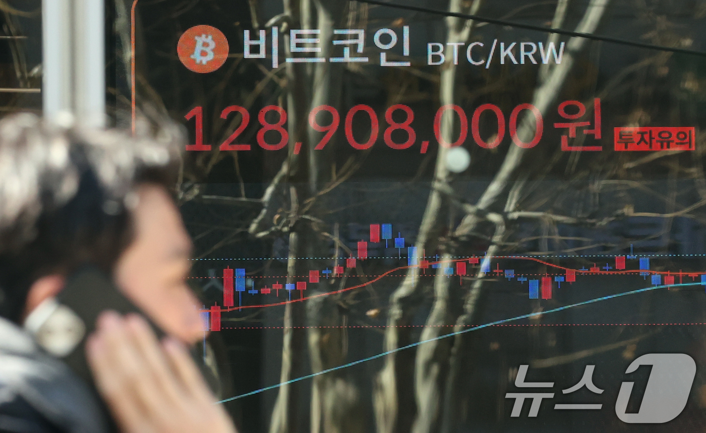 (서울=뉴스1) 김명섭 기자 = 26일 오후 서울 서초구 빗썸라운지 전광판에 비트코인 시세가 표시되고 있다.비트코인 등 가상화폐 가격 급락은 미국 중앙은행인 연방준비제도(Fed·연 …