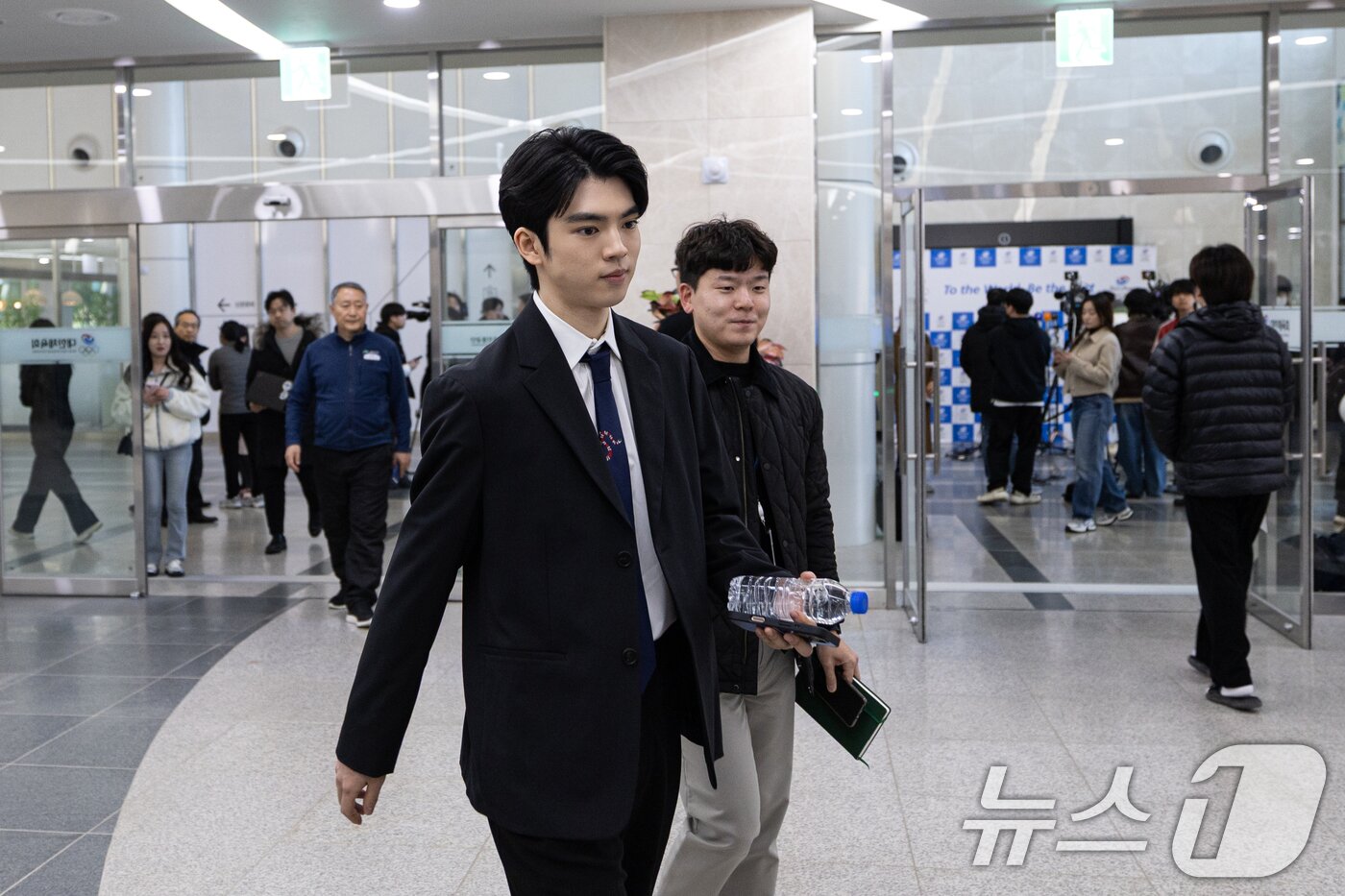 본문 이미지 - 국제올림픽위원회(IOC) 선수위원에 도전하는 피겨 차준환이 26일 오후 서울 송파구 올림픽회관에서 열린 국내 후보 비공개 면접에 참석하고 있다. 2025.2.26/뉴스1 ⓒ News1 이승배 기자