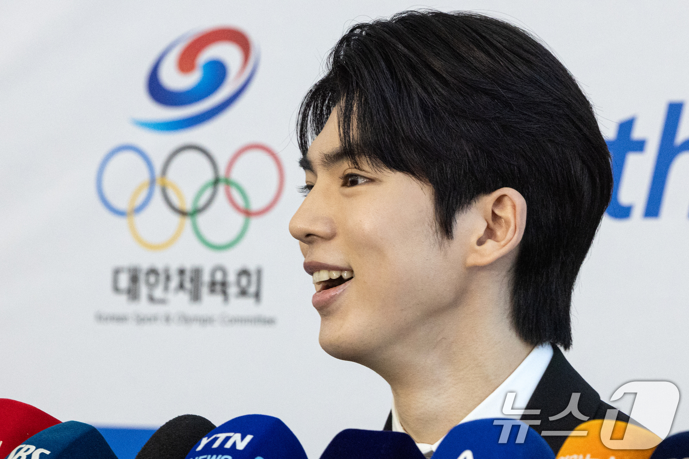 (서울=뉴스1) 이승배 기자 = 국제올림픽위원회(IOC) 선수위원에 도전하는 피겨 차준환이 26일 오후 서울 송파구 올림픽회관에서 열린 국내 후보 비공개 면접에 참석하기 전 인터뷰 …