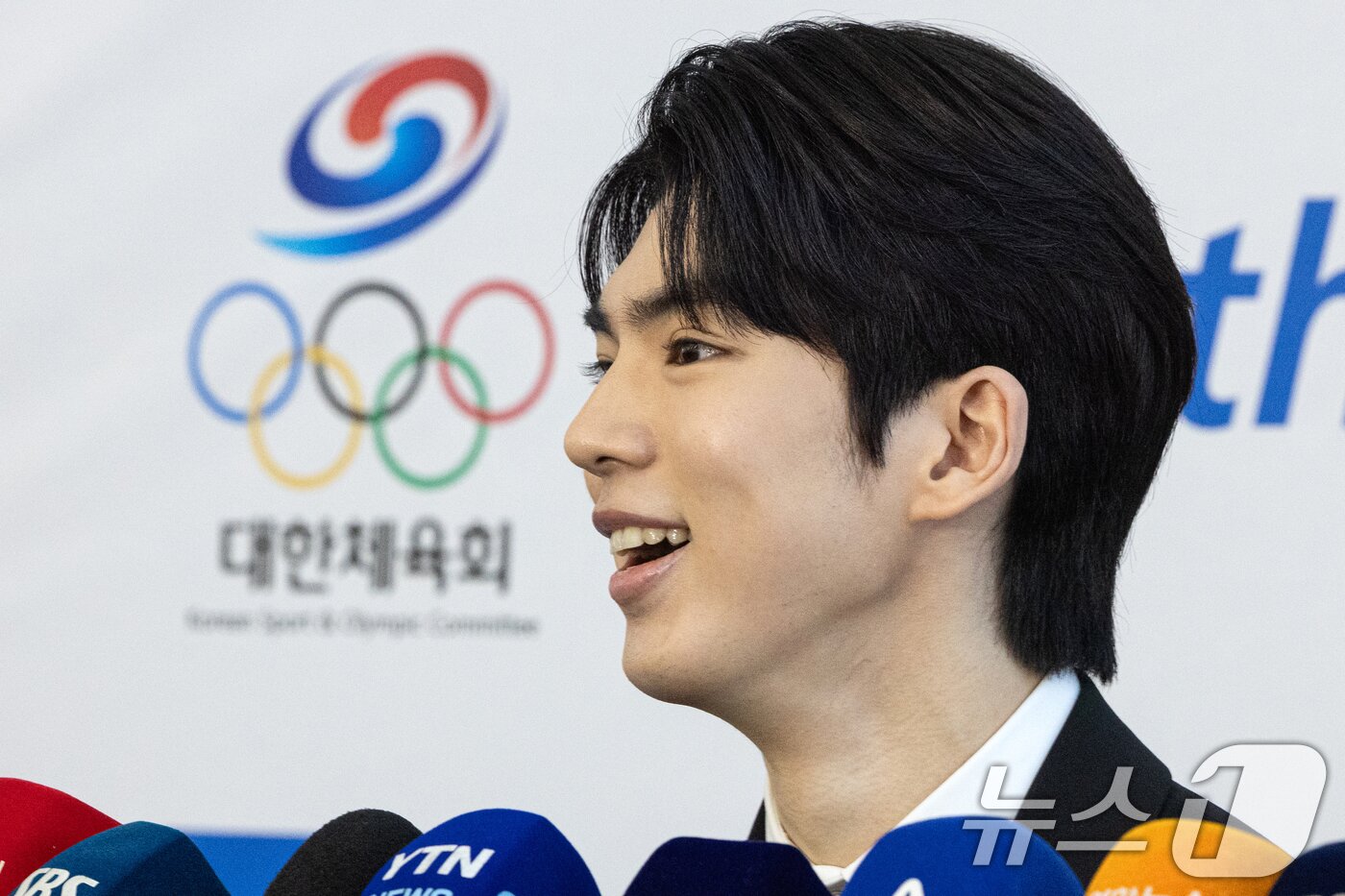 본문 이미지 - 국제올림픽위원회(IOC) 선수위원에 도전하는 피겨 차준환이 26일 오후 서울 송파구 올림픽회관에서 열린 국내 후보 비공개 면접에 참석하기 전 인터뷰하고 있다. 2025.2.26/뉴스1 ⓒ News1 이승배 기자