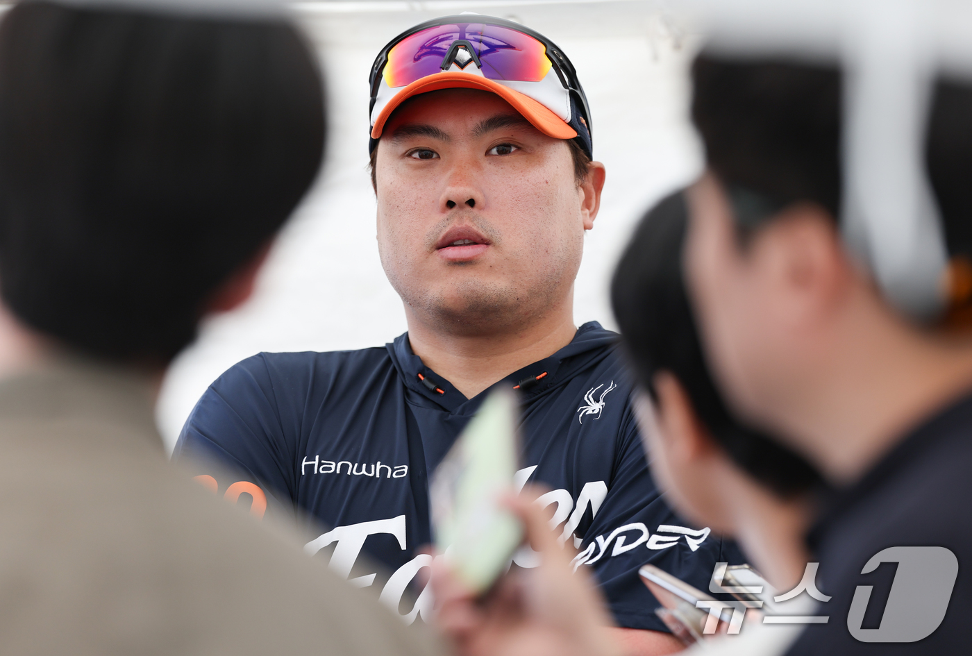 (오키나와(일본)=뉴스1) 허경 기자 = 한화 류현진이 26일 일본 오키나와 고친다 야구장에서 열린 KT 위즈와 한화 이글스 연습경기에서 선발투구를 마친 뒤 취재진과 인터뷰하고 있 …