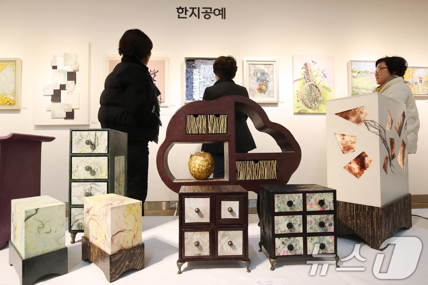 (대구=뉴스1) 공정식 기자 = 26일 대구 동구 아양아트센터에서 개막한 '2025 아양핸드메이드축제'를 찾은 시민들이 한지공예 작품을 감상하고 있다.다음달 4일까지 열리는 축제에 …