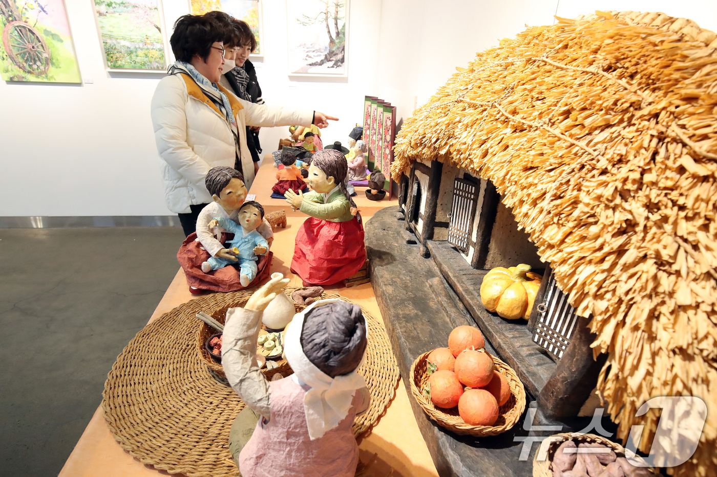 (대구=뉴스1) 공정식 기자 = 26일 대구 동구 아양아트센터에서 개막한 '2025 아양핸드메이드축제'를 찾은 시민들이 한지공예 작품을 감상하고 있다.다음달 4일까지 열리는 축제에 …