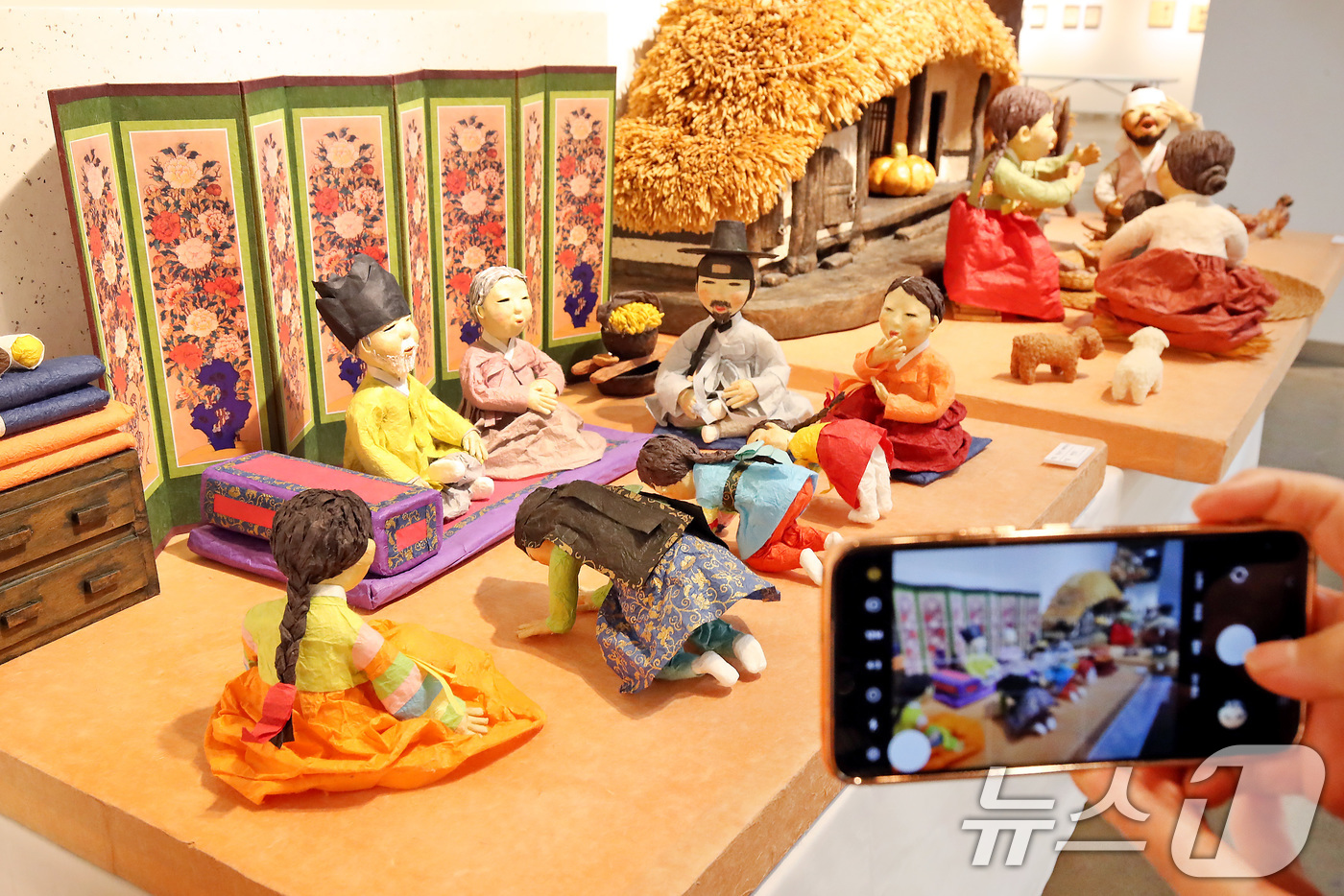 (대구=뉴스1) 공정식 기자 = 26일 대구 동구 아양아트센터에서 개막한 '2025 아양핸드메이드축제'를 찾은 시민들이 한지공예 작품을 감상하고 있다.다음달 4일까지 열리는 축제에 …