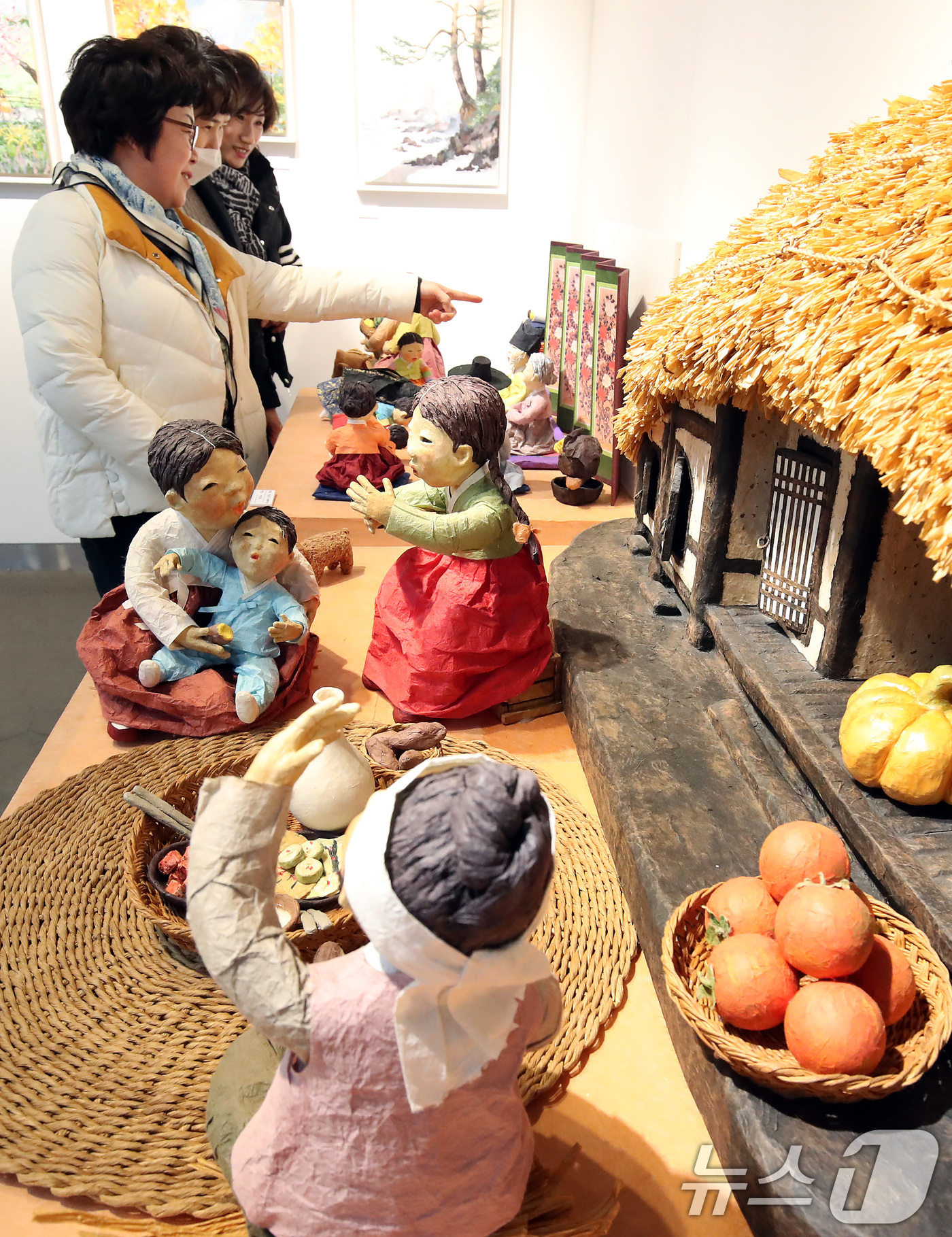 (대구=뉴스1) 공정식 기자 = 26일 대구 동구 아양아트센터에서 개막한 '2025 아양핸드메이드축제'를 찾은 시민들이 한지공예 작품을 감상하고 있다.다음달 4일까지 열리는 축제에 …