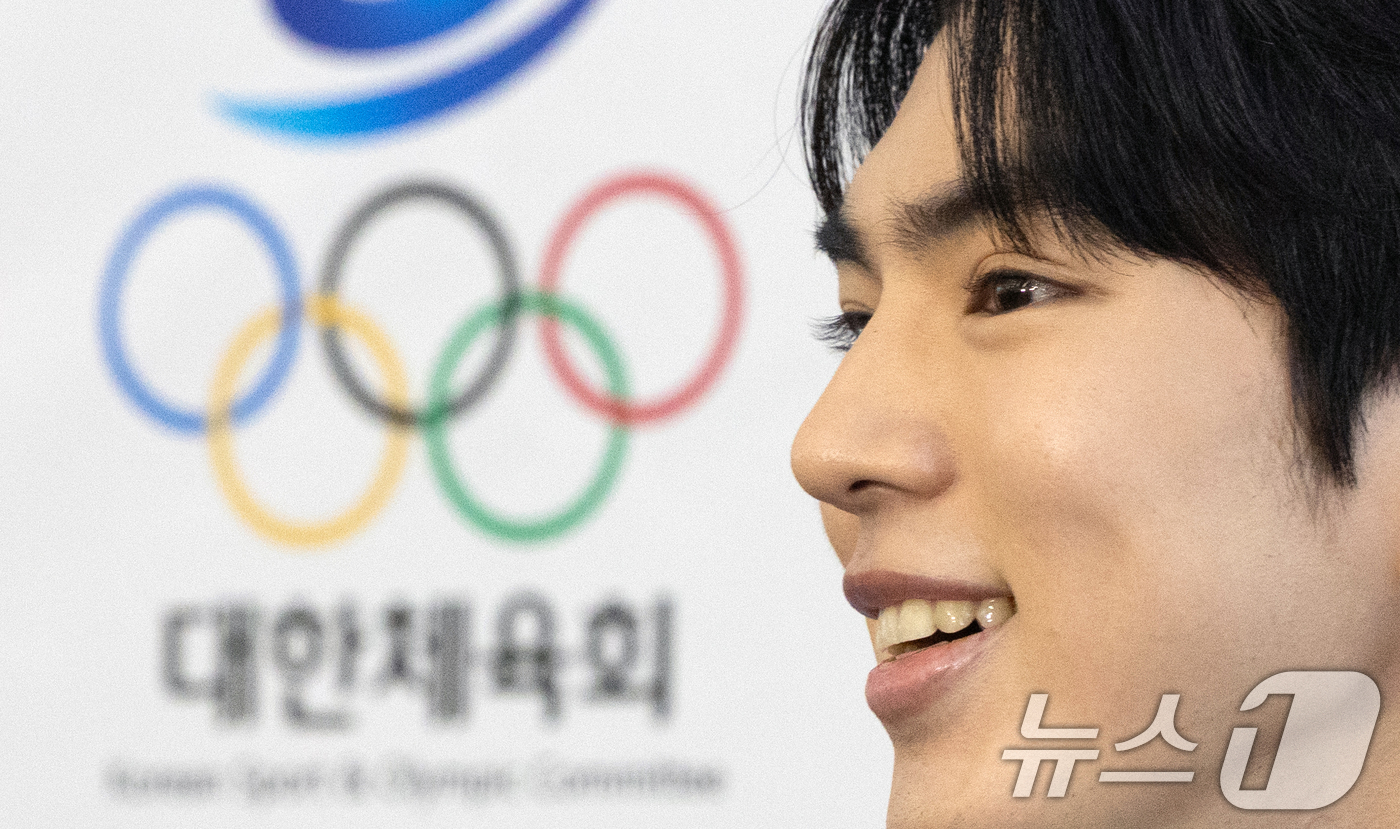 (서울=뉴스1) 이승배 기자 = 국제올림픽위원회(IOC) 선수위원에 도전하는 피겨 차준환이 26일 오후 서울 송파구 올림픽회관에서 열린 국내 후보 비공개 면접에 참석하기 전 인터뷰 …