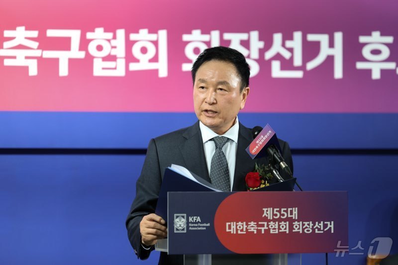 (서울=뉴스1) = 허정무 제55대 대한축구협회장 후보가 26일 서울 종로구 축구회관에서 열린 후보자 소견 발표회에서 지지를 호소하고 있다. (대한축구협회 제공. 재판매 및 DB …