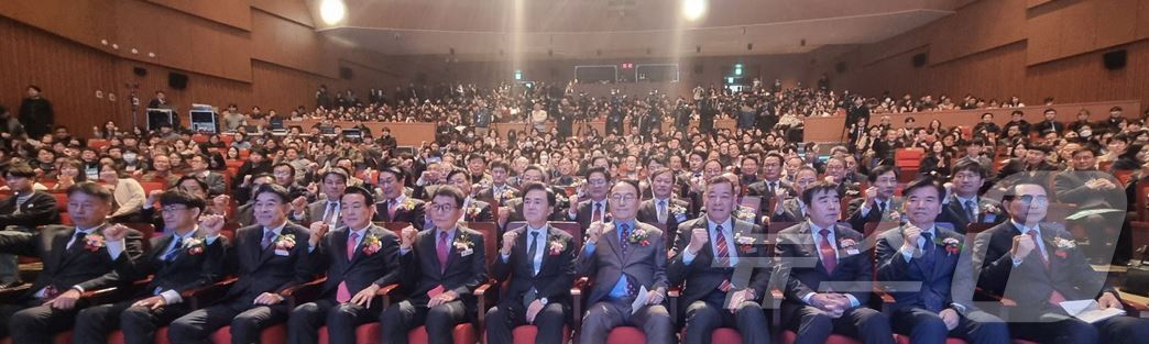 본문 이미지 - 김태흠 충남도지사&#40;앞줄 가운데&#41;가 26일 ‘힘쎈충남 RE100 추진 업무협약식’에서 기업 대표 등 내빈들과 화이팅을 외치고 있다. 2025.2.26/뉴스1 ⓒ News1 김태진 기자