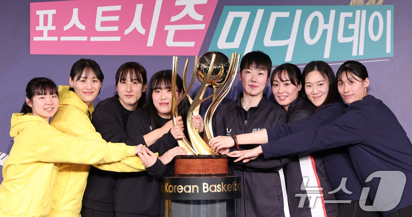 본문 이미지 - KB스타즈 허예은-강이슬(왼쪽부터), 우리은행 김단비-이명관, BNK 썸 박혜진-김소니아, 삼성생명 배혜윤-이해란이 26일 서울 마포구 스탠포드호텔에서 열린 '하나은행 2024-2025 여자프로농구' 포스트시즌 미디어데이에서 포즈를 취하고 있다. 2025.2.26/뉴스1 ⓒ News1 김성진 기자