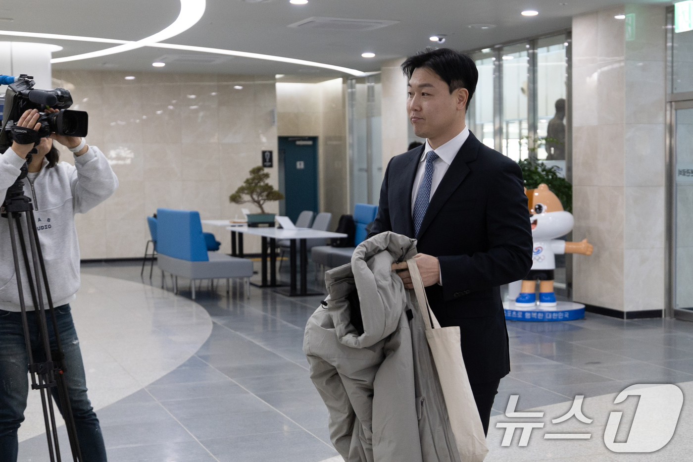 (서울=뉴스1) 이승배 기자 = 국제올림픽위원회(IOC) 선수위원에 도전하는 봅슬레이 메달리스트 원윤종이 26일 오후 서울 송파구 올림픽회관에서 열린 국내 후보 비공개 면접에 참석 …