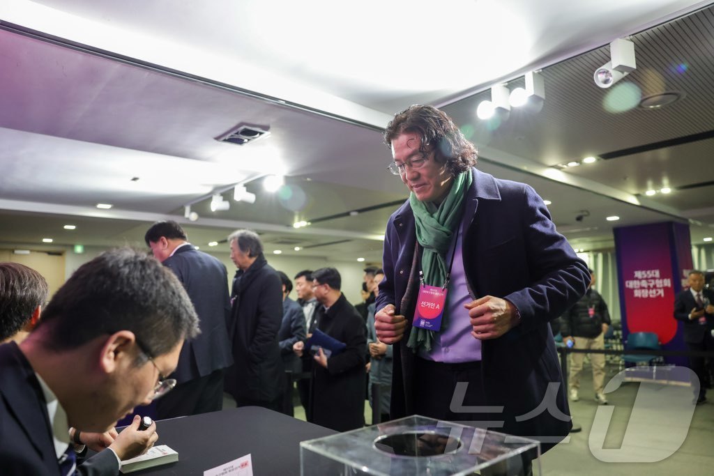 (서울=뉴스1) = 김판곤 울산 HD 감독이 26일 서울 종로구 축구회관에서 열린 제55대 대한축구협회장 선거에서 한 표를 행사하고 있다. (대한축구협회 제공. 재판매 및 DB 금 …