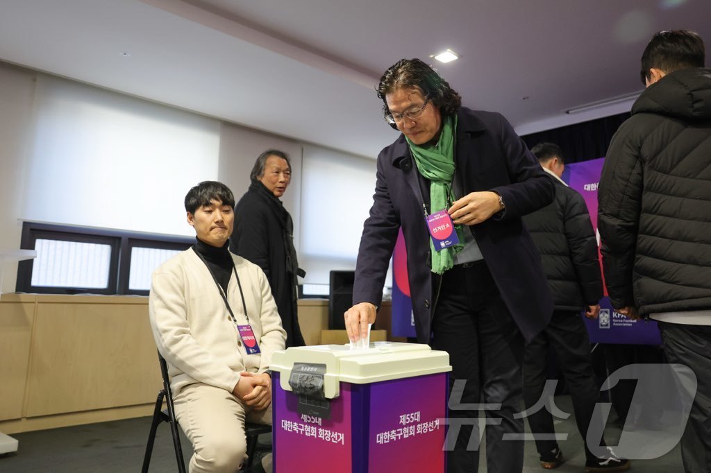 (서울=뉴스1) = 김판곤 울산 HD 감독이 26일 서울 종로구 축구회관에서 열린 제55대 대한축구협회장 선거에서 한 표를 행사하고 있다. (대한축구협회 제공. 재판매 및 DB 금 …