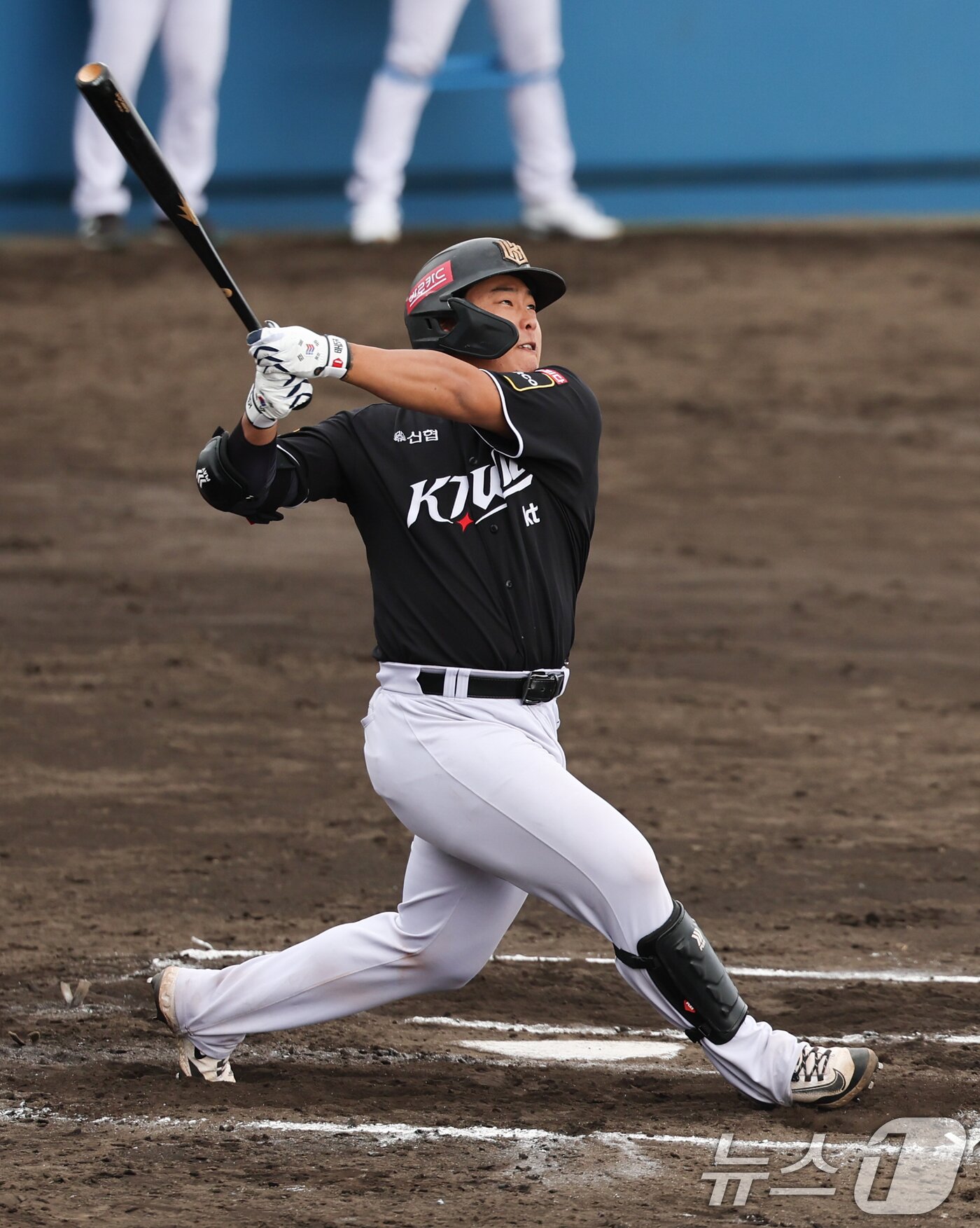 본문 이미지 - KT 강백호가 26일 일본 오키나와 고친다 야구장에서 열린 KT 위즈와 한화 이글스 연습경기에서 타격하고 있다. 2025.2.26/뉴스1 ⓒ News1 허경 기자