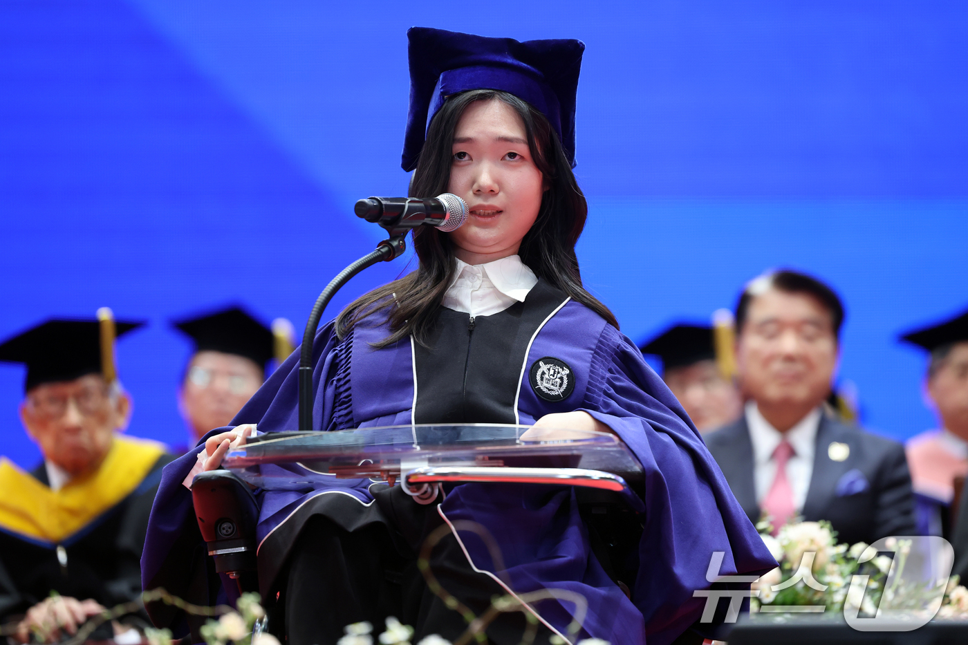 (서울=뉴스1) 황기선 기자 = 26일 오후 서울 관악구 서울대학교에서 열린 '제79회 학위수여식'에서 영어교육과 19학번 장세원씨가 졸업생 대표인사를 하고 있다.영어교육과 정보문 …