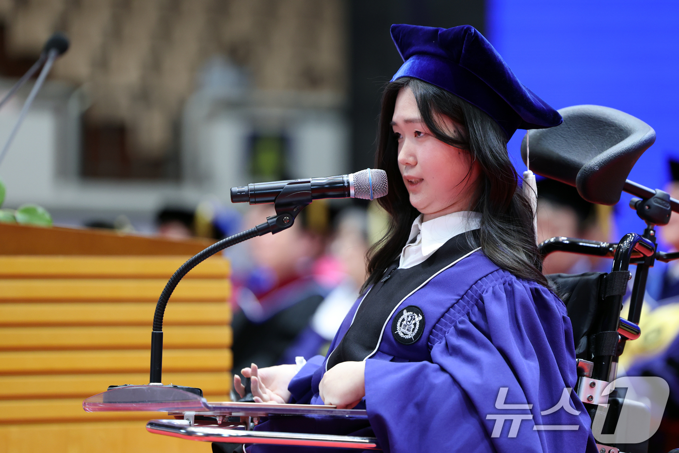 (서울=뉴스1) 황기선 기자 = 26일 오후 서울 관악구 서울대학교에서 열린 '제79회 학위수여식'에서 영어교육과 19학번 장세원씨가 졸업생 대표인사를 하고 있다.영어교육과 정보문 …