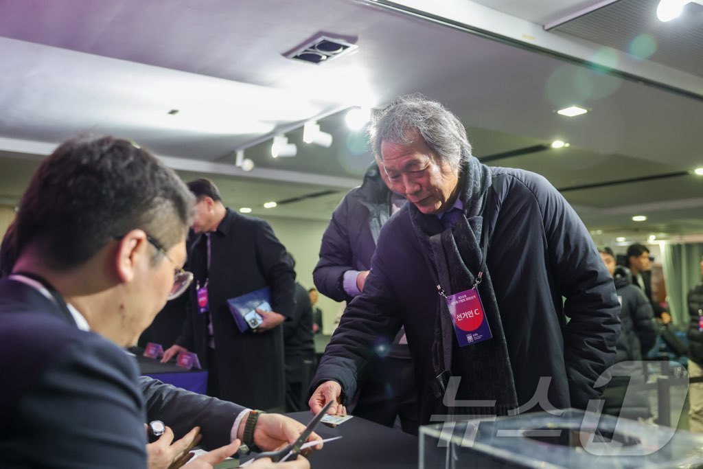 (서울=뉴스1) = 조광래 대구FC 대표이사가 26일 서울 종로구 축구회관에서 열린 제55대 대한축구협회장 선거에서 투표하고 있다. (대한축구협회 제공. 재판매 및 DB 금지) 2 …