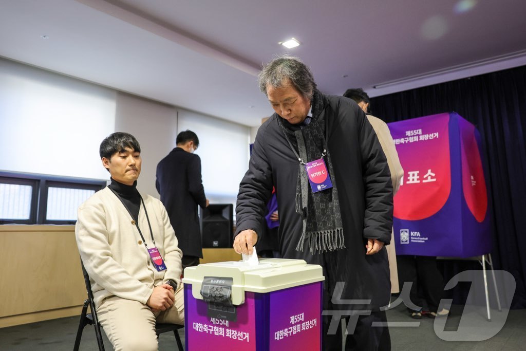 (서울=뉴스1) = 조광래 대구FC 대표이사가 26일 서울 종로구 축구회관에서 열린 제55대 대한축구협회장 선거에서 투표하고 있다. (대한축구협회 제공. 재판매 및 DB 금지) 2 …