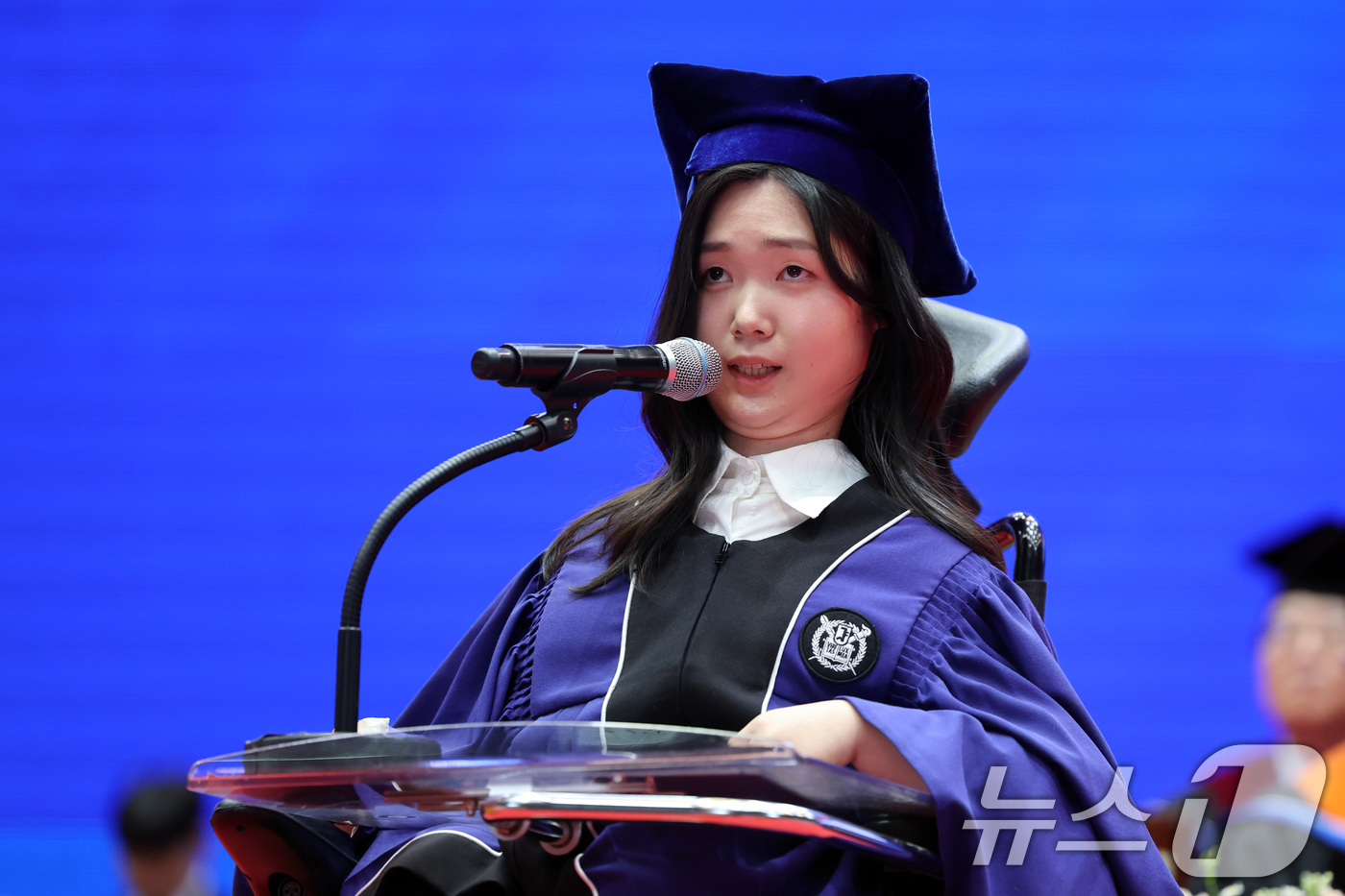 (서울=뉴스1) 황기선 기자 = 26일 오후 서울 관악구 서울대학교에서 열린 '제79회 학위수여식'에서 영어교육과 19학번 장세원씨가 졸업생 대표인사를 하고 있다.영어교육과 정보문 …