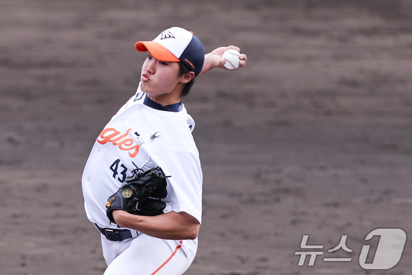 본문 이미지 - 한화 정우주가 26일 일본 오키나와 고친다 야구장에서 열린 KT 위즈와 한화 이글스 연습경기에서 역투하고 있다. 2025.2.26/뉴스1 ⓒ News1 허경 기자