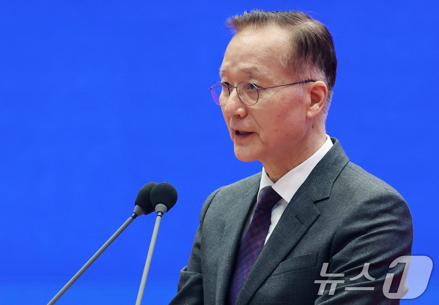 (서울=뉴스1) 황기선 기자 = 김인권 서울예스병원 원장이 26일 오후 서울 관악구 서울대학교에서 열린 '제79회 학위수여식'에서 축사를 하고 있다.1975년 서울대 의대를 졸업한 …